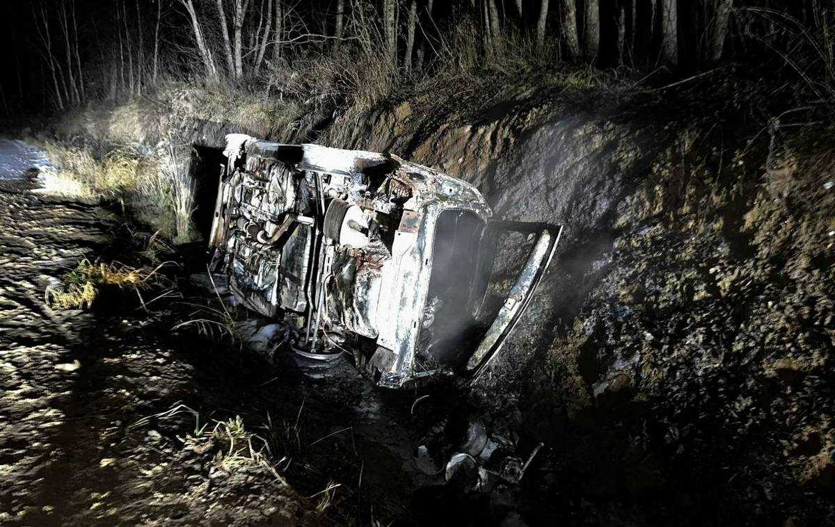 Автомобиль съехал в кювет, опрокинулся и загорелся.