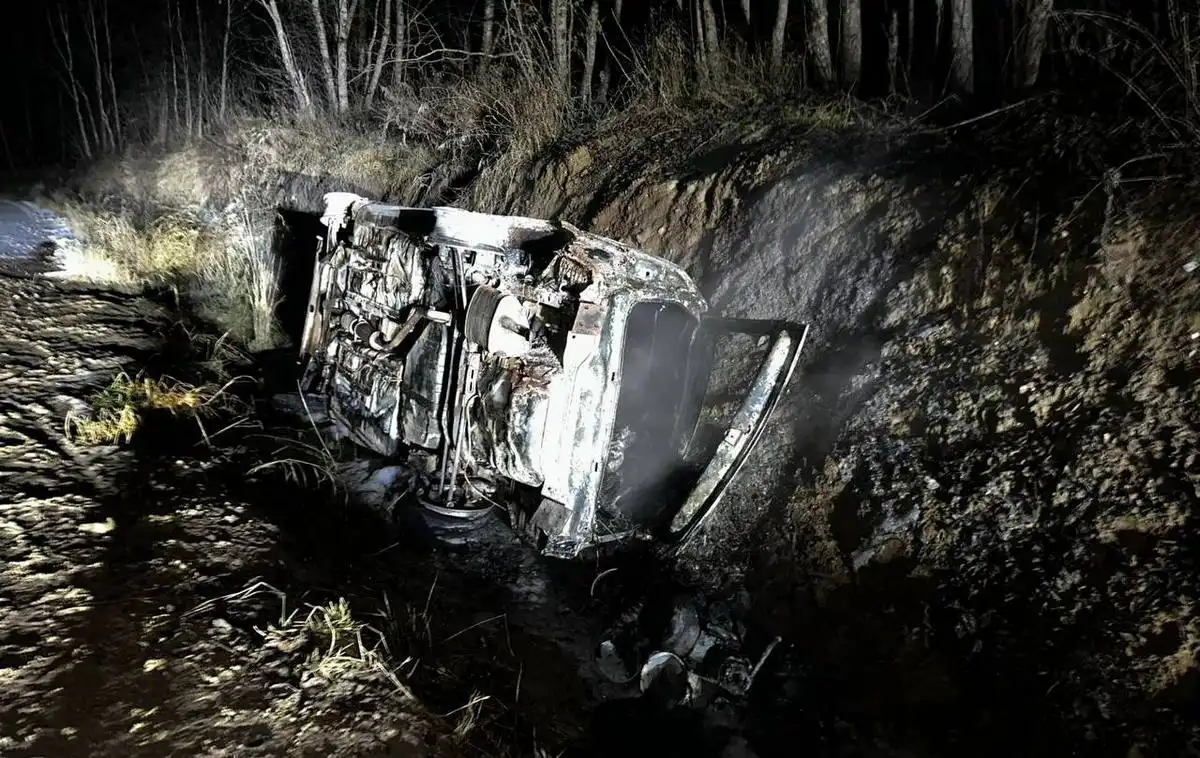 Автомобиль съехал в кювет, опрокинулся и загорелся.