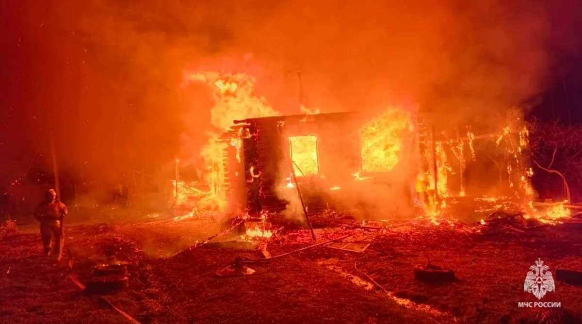 В деревне Придорожная сгорели дом и хозпостройка.