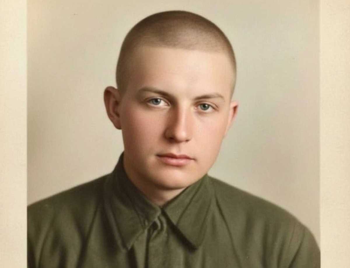 В октябре 1941 года 17-летний Пётр Моргунов отправился на фронт в танковые войска.