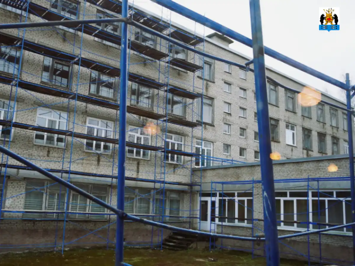 Школа была построена в 1975 году и уже давно требовала капитального ремонта.