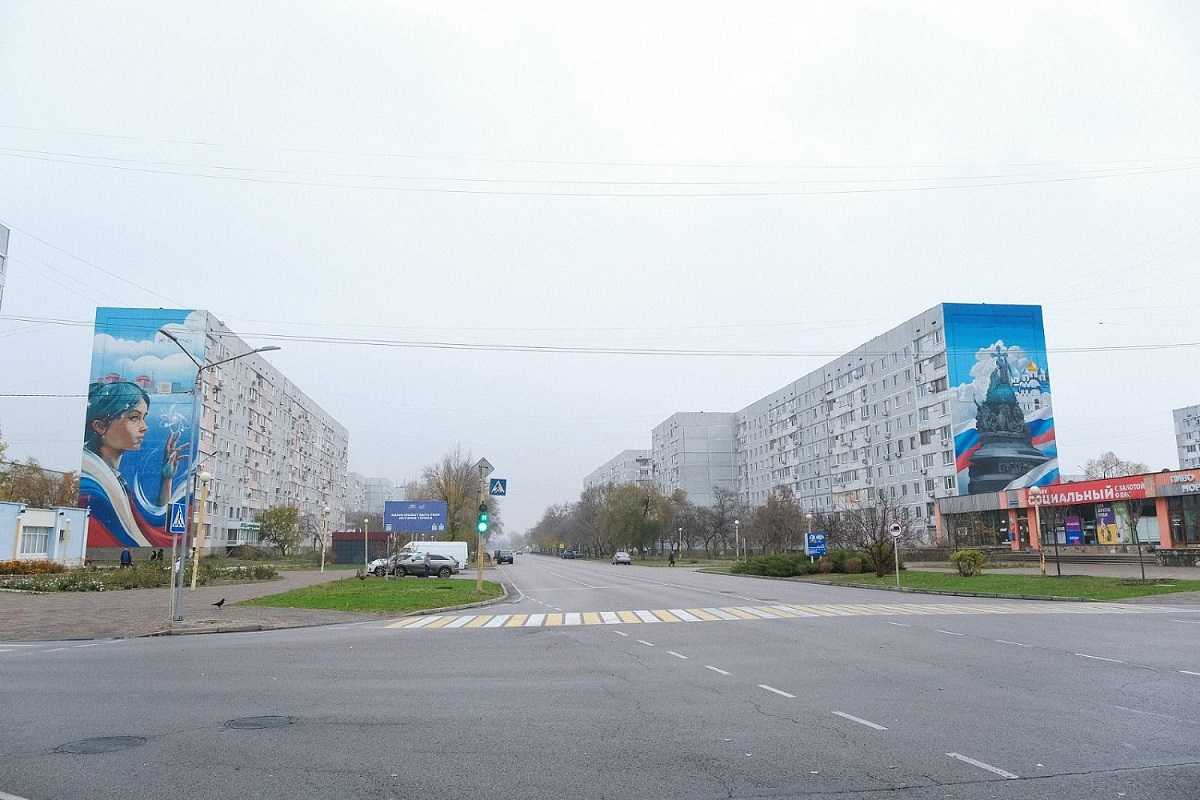 На одном из домов в Энергодаре нарисовали мурал с символикой Великого Новгорода.