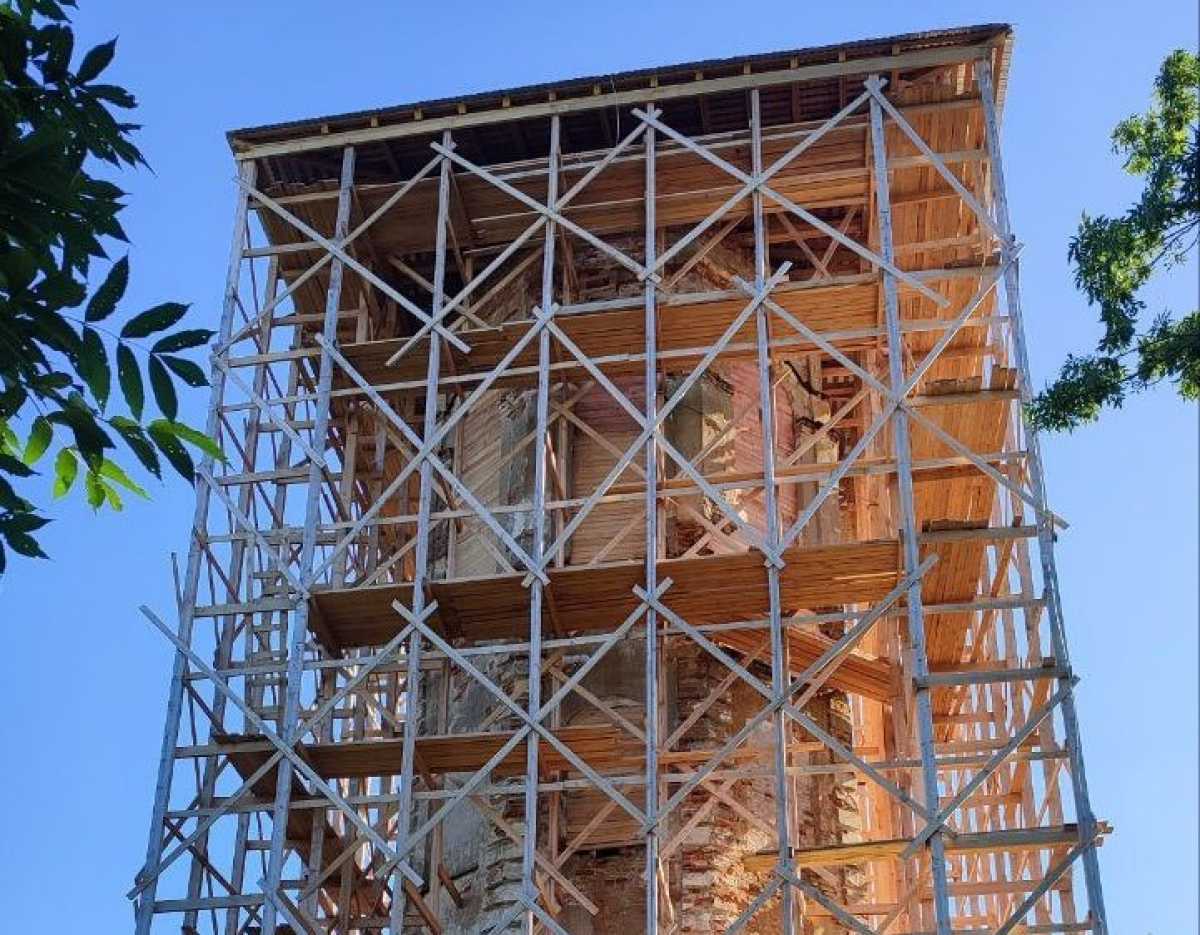 Колокольня была сильно разрушена в годы Великой Отечественной войны.