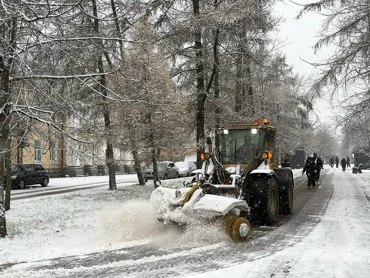 В уборке города задействовано 48 единиц техники и 109 специалистов ручной уборки.