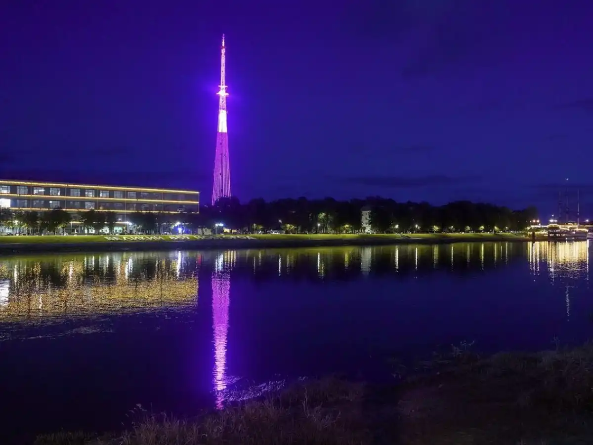 С 17:00 до 2:00 17 ноября телебашня Великого Новгорода включит фиолетовую подсветку.
