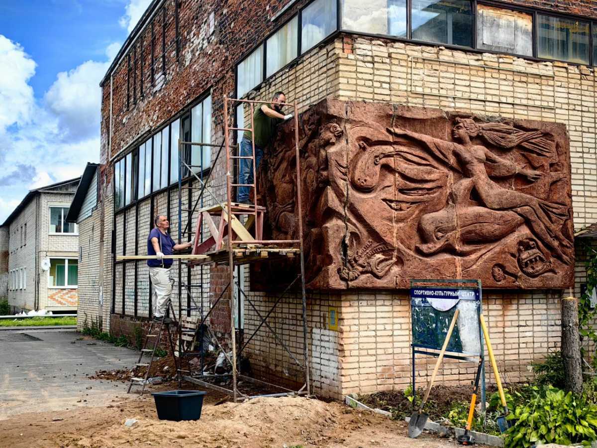 Совместными усилиями с привлечением колпинского художника Алексея Зозули рельеф обрёл первоначальный