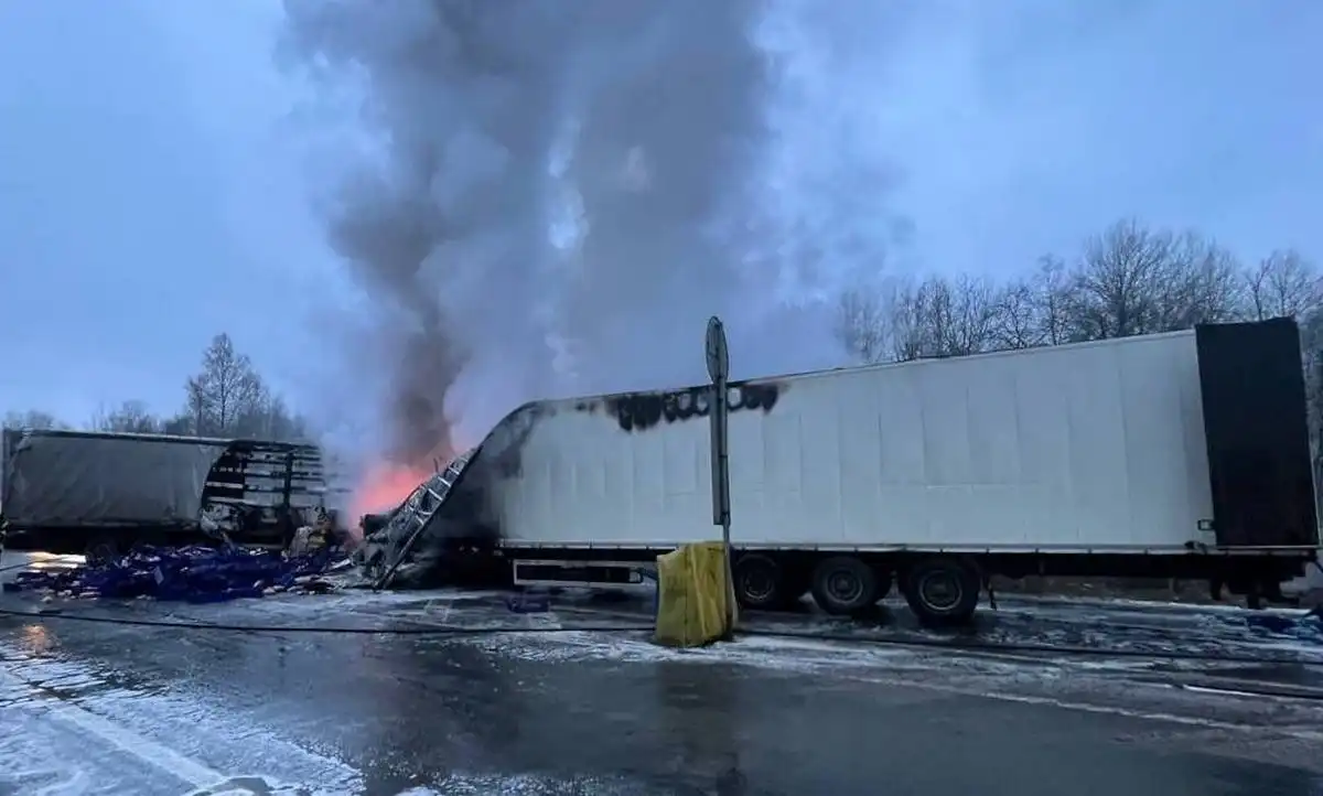 От удара обе фуры загорелись.