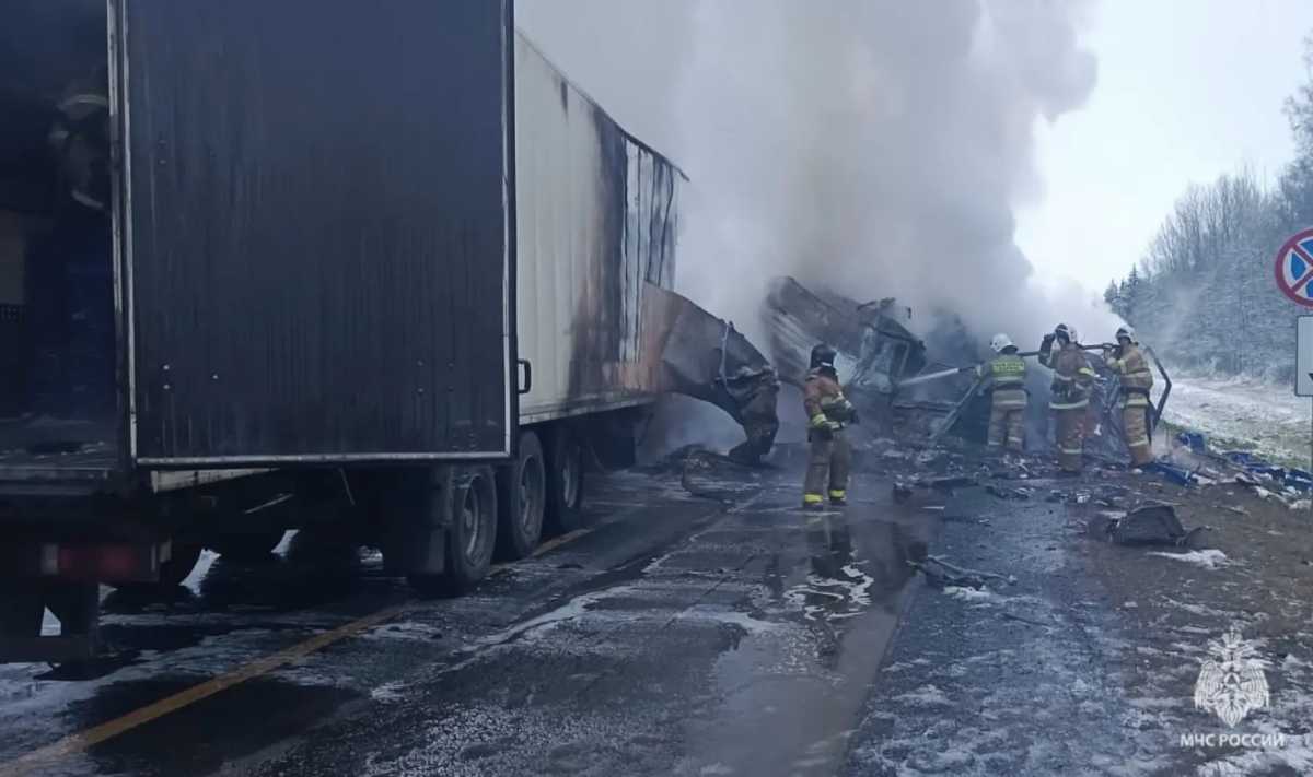 Пожарные три раза выезжали на ликвидацию последствий ДТП.