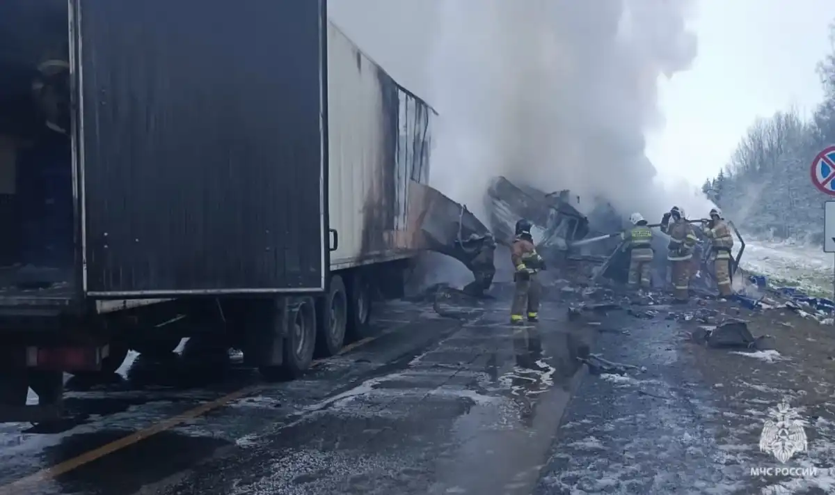 Пожарные три раза выезжали на ликвидацию последствий ДТП.