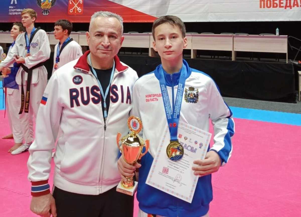 Давид Навасардян со своим тренером Михаилом Шахназаряном.