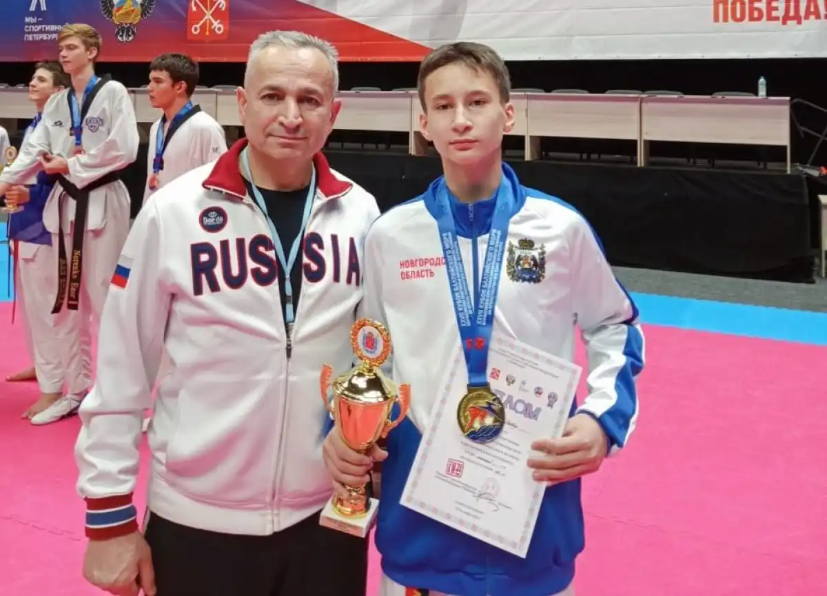 Давид Навасардян со своим тренером Михаилом Шахназаряном.