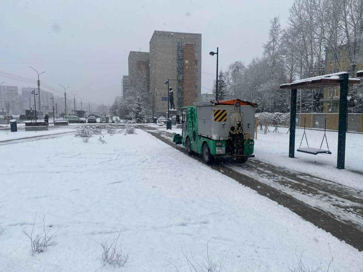 Жителей просят не размещать автомобили вдоль проезжей части и не мешать работе спецтехники.