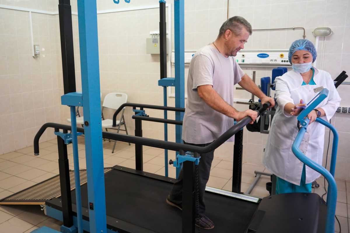 В зале есть различные системы для вертикализации, аппарат опорной подошвенной нагрузки, велотренажер