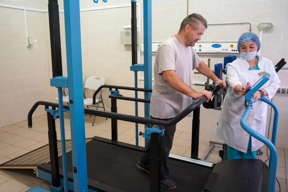 В зале есть различные системы для вертикализации, аппарат опорной подошвенной нагрузки, велотренажер