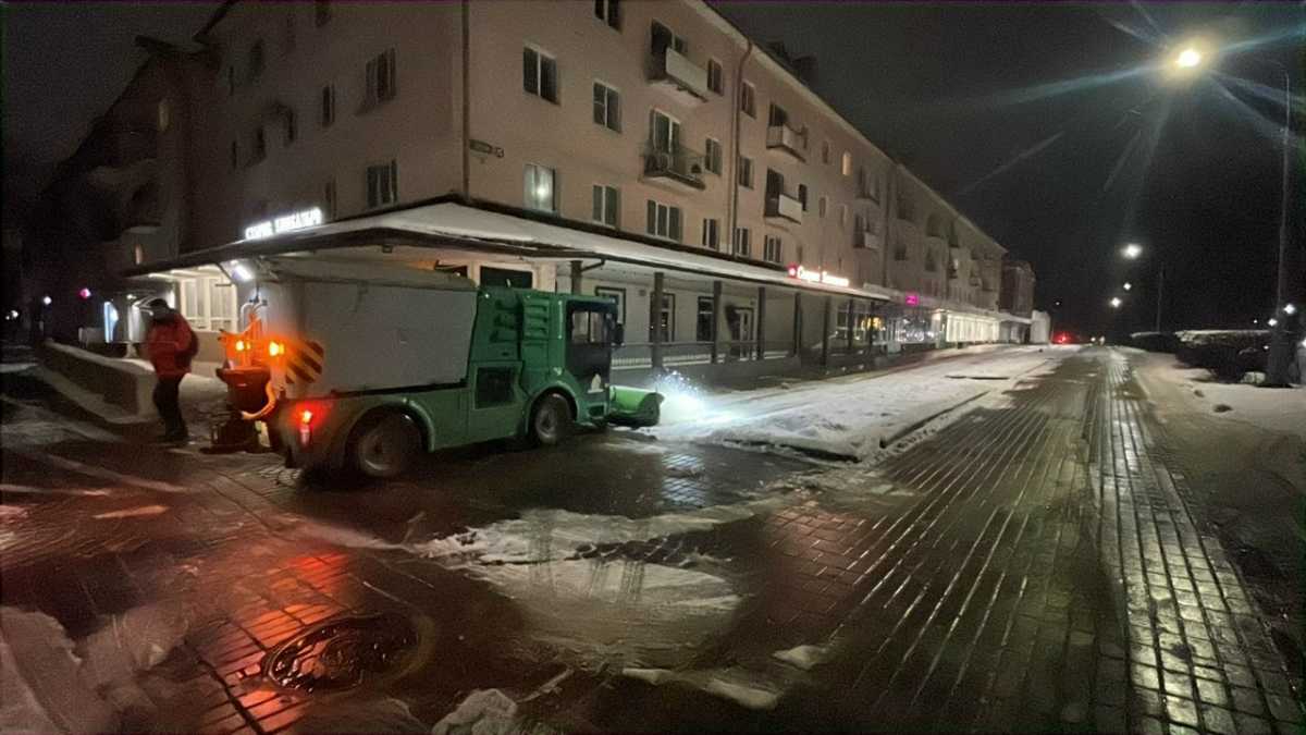 Обработка реагентами производится одновременно с очисткой проезжей части и тротуаров от снега.