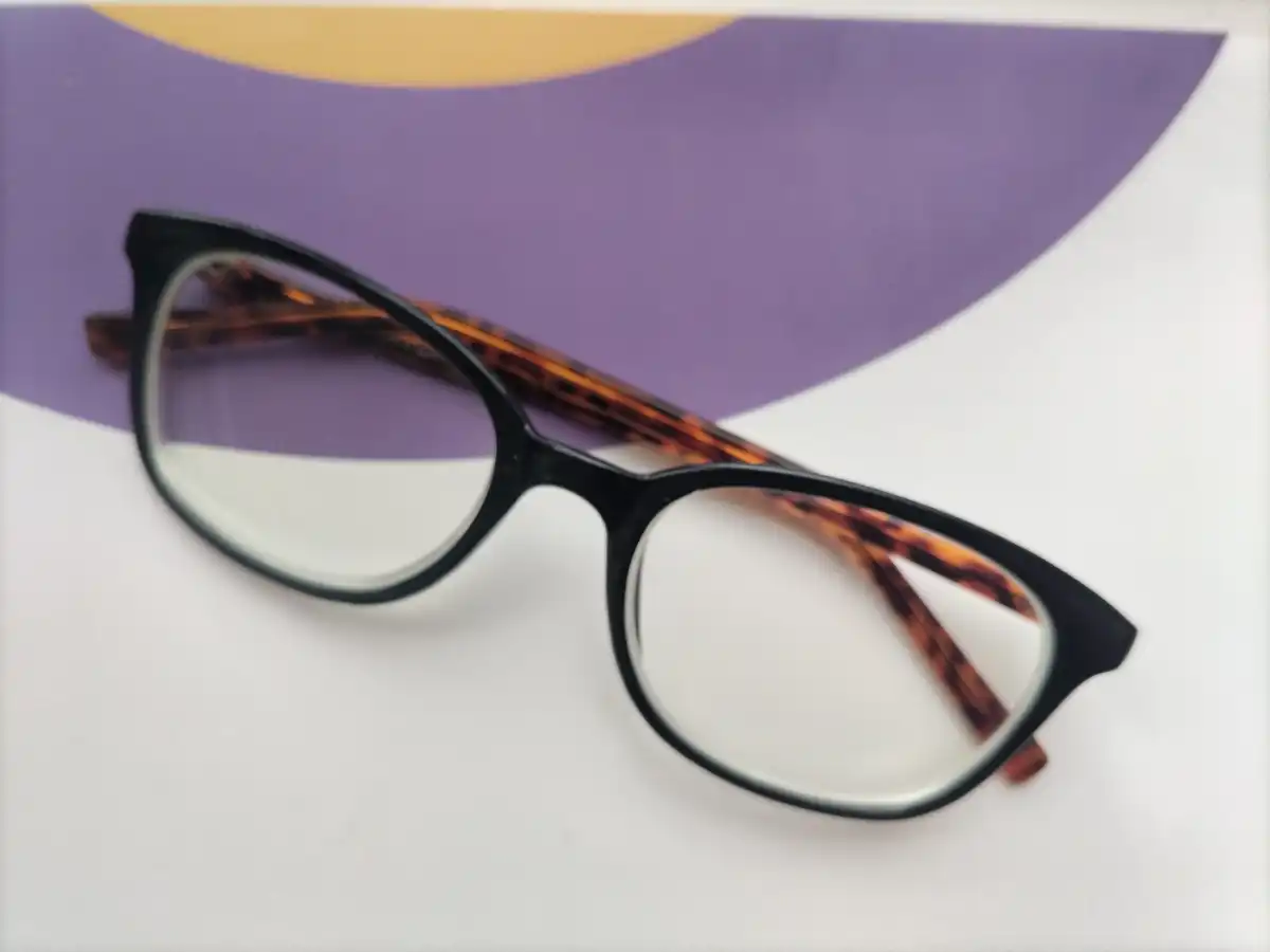 В России очки или линзы в 2024 году носили 57% женщин и 42% мужчин.