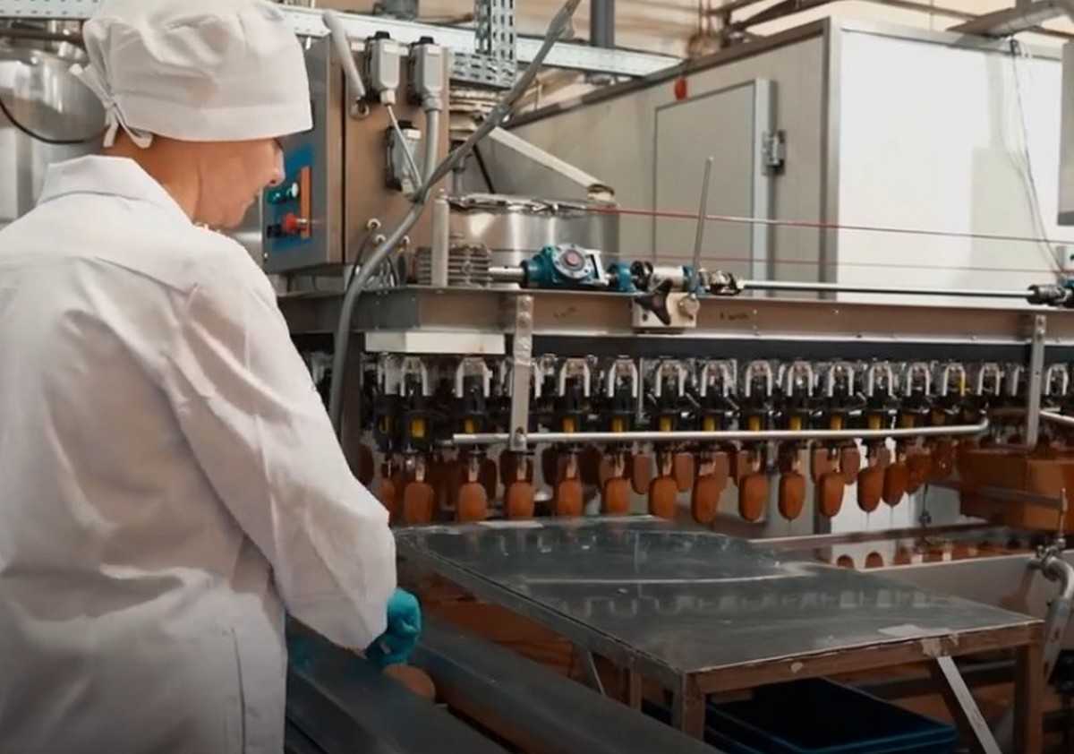 Компания уже закупает в КНР упаковку и оборудование, а теперь планирует выходить и к местному потреб