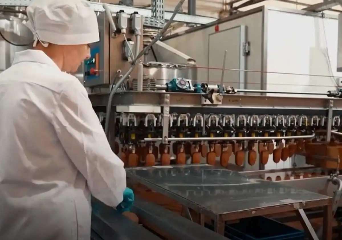 Компания уже закупает в КНР упаковку и оборудование, а теперь планирует выходить и к местному потреб