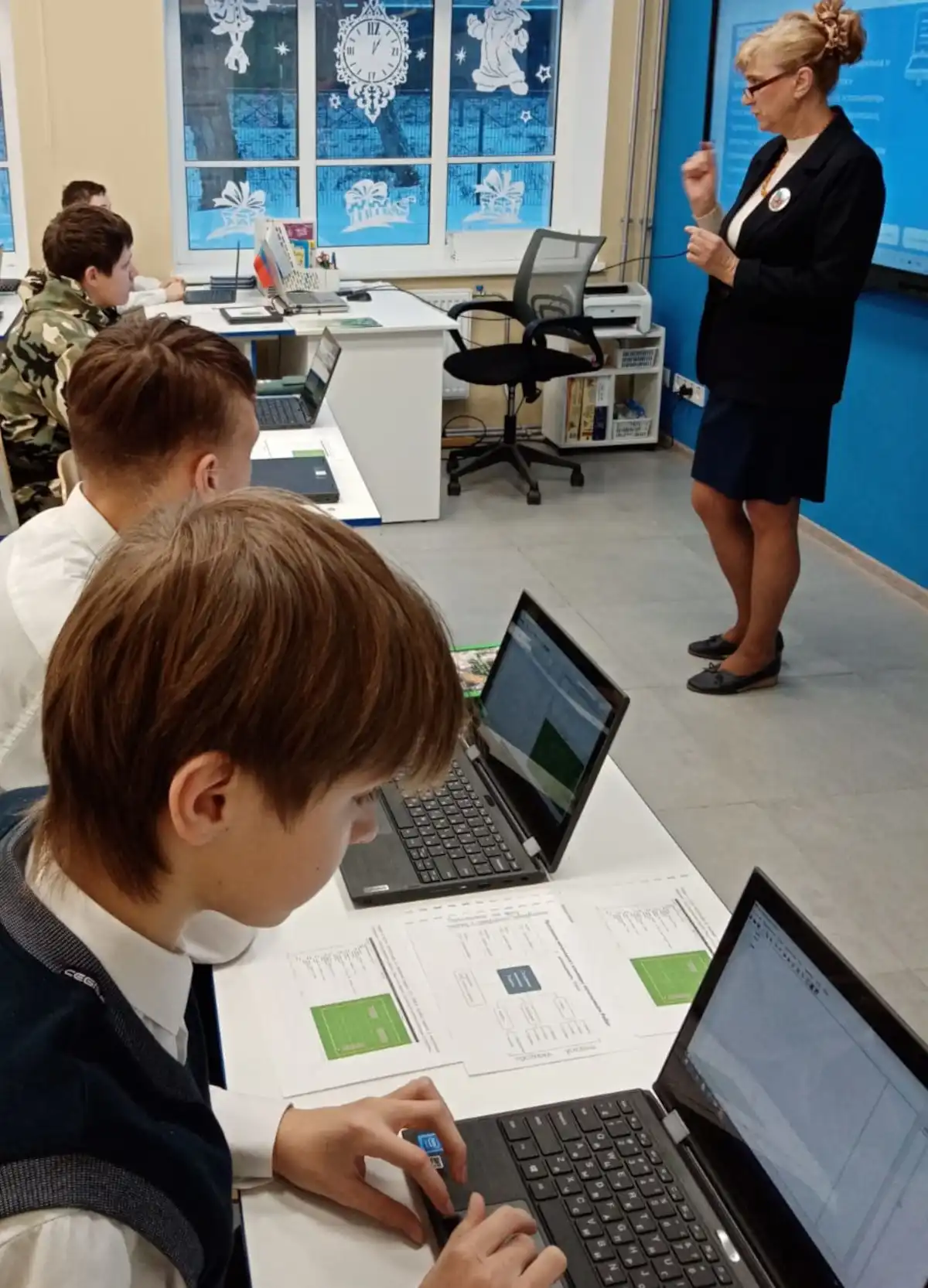 По всем предметам, за исключением двух, минимальный балл ЕГЭ не изменился.