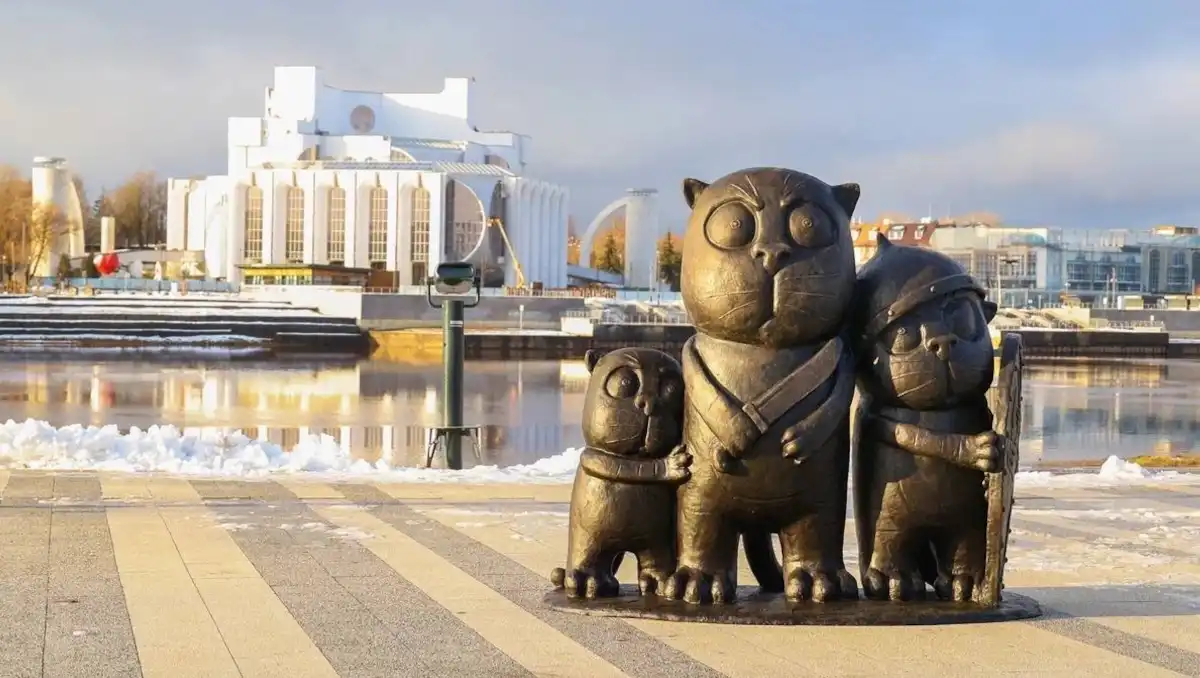 Это работу выполнил скульптор Алексей Степаненко.