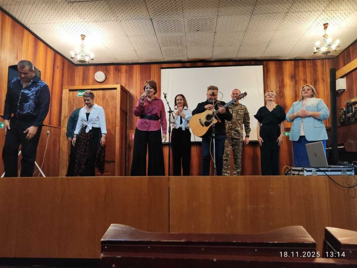 Помимо исполнения музыкальных произведений, бизнесмены доставили военным гуманитарную помощь.