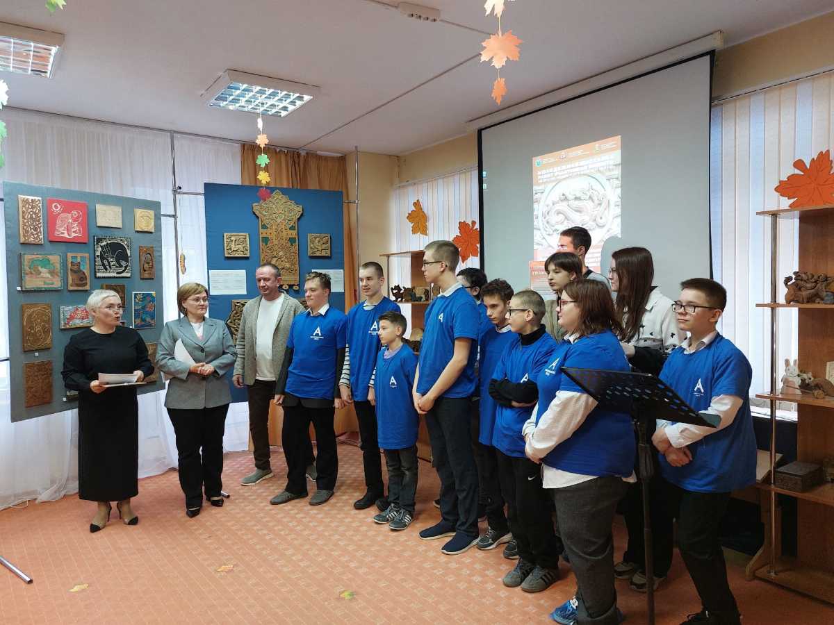 Изделия были изготовлены в рамках проекта «Новгородские традиции резного дерева — дело молодых».