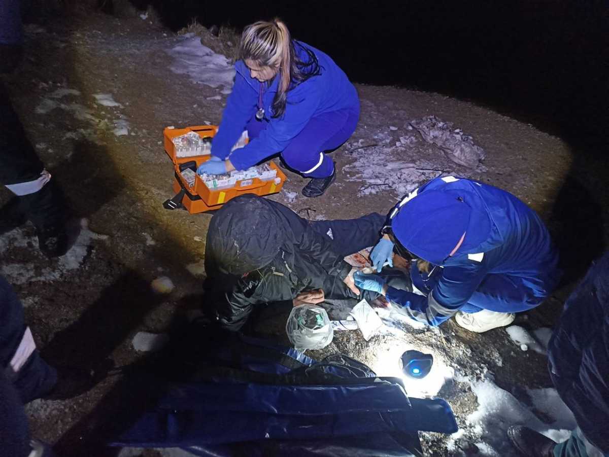 Бригада скорой помощи доставила пострадавшего в областную больницу.