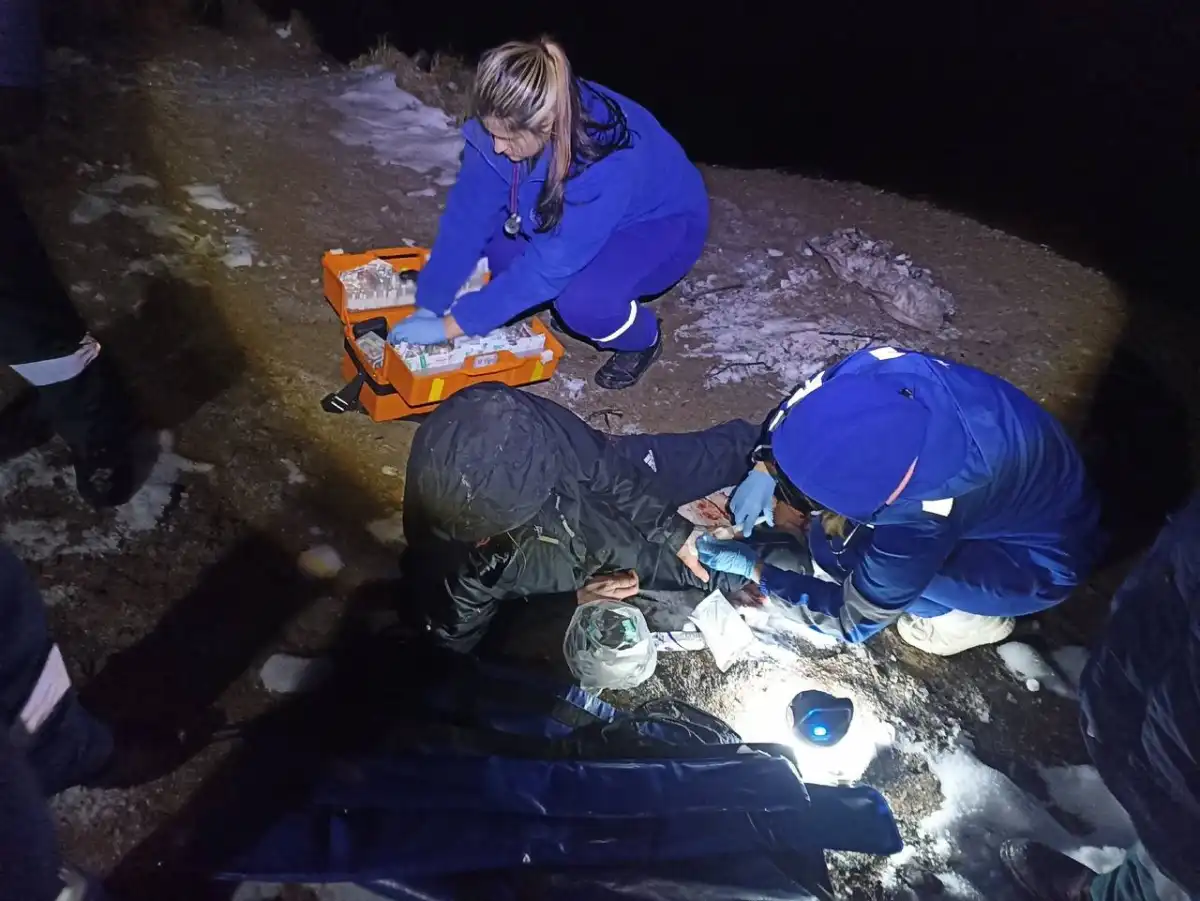 Бригада скорой помощи доставила пострадавшего в областную больницу.