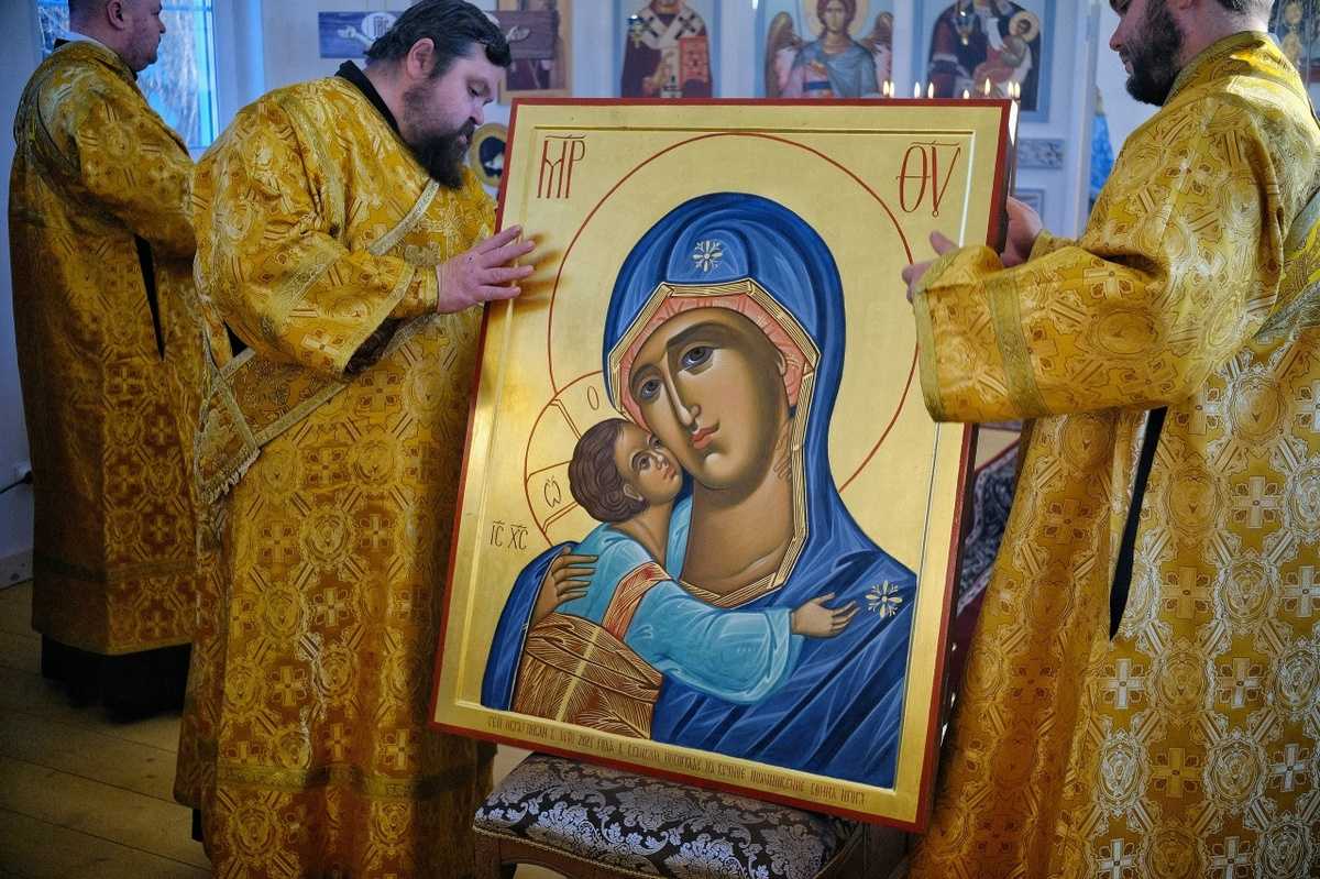 Чудотворная икона Пресвятой Богородицы «Игоревская» почитается как помощница в бедах и утешительница