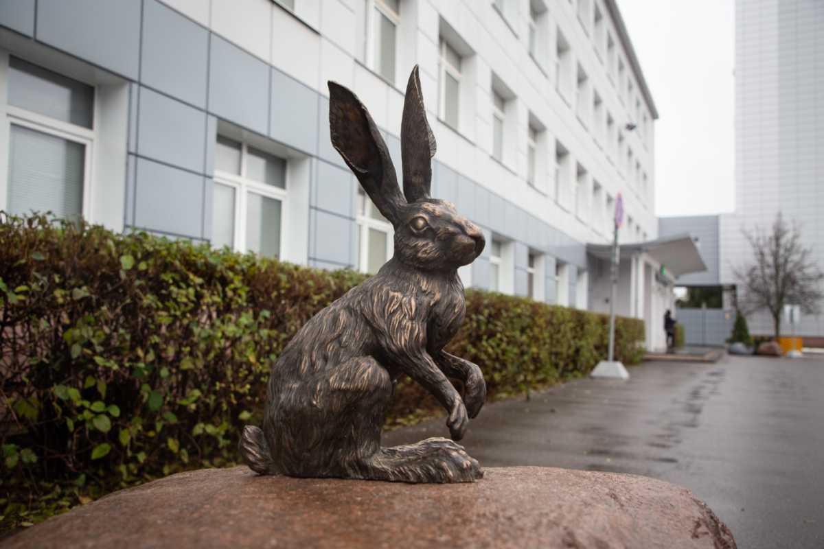 Прототипом для скульптуры стал заяц, который обитает неподалеку от предприятия.