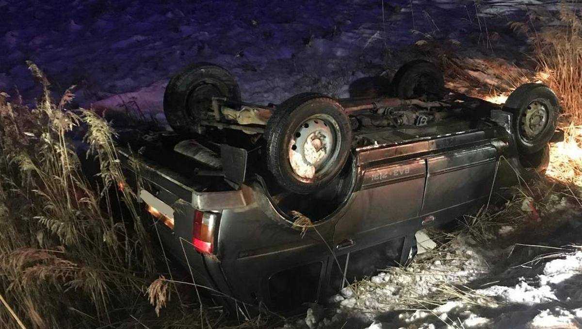 Автомобиль перевернулся в кювете.