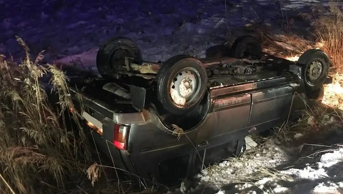 Автомобиль перевернулся в кювете.