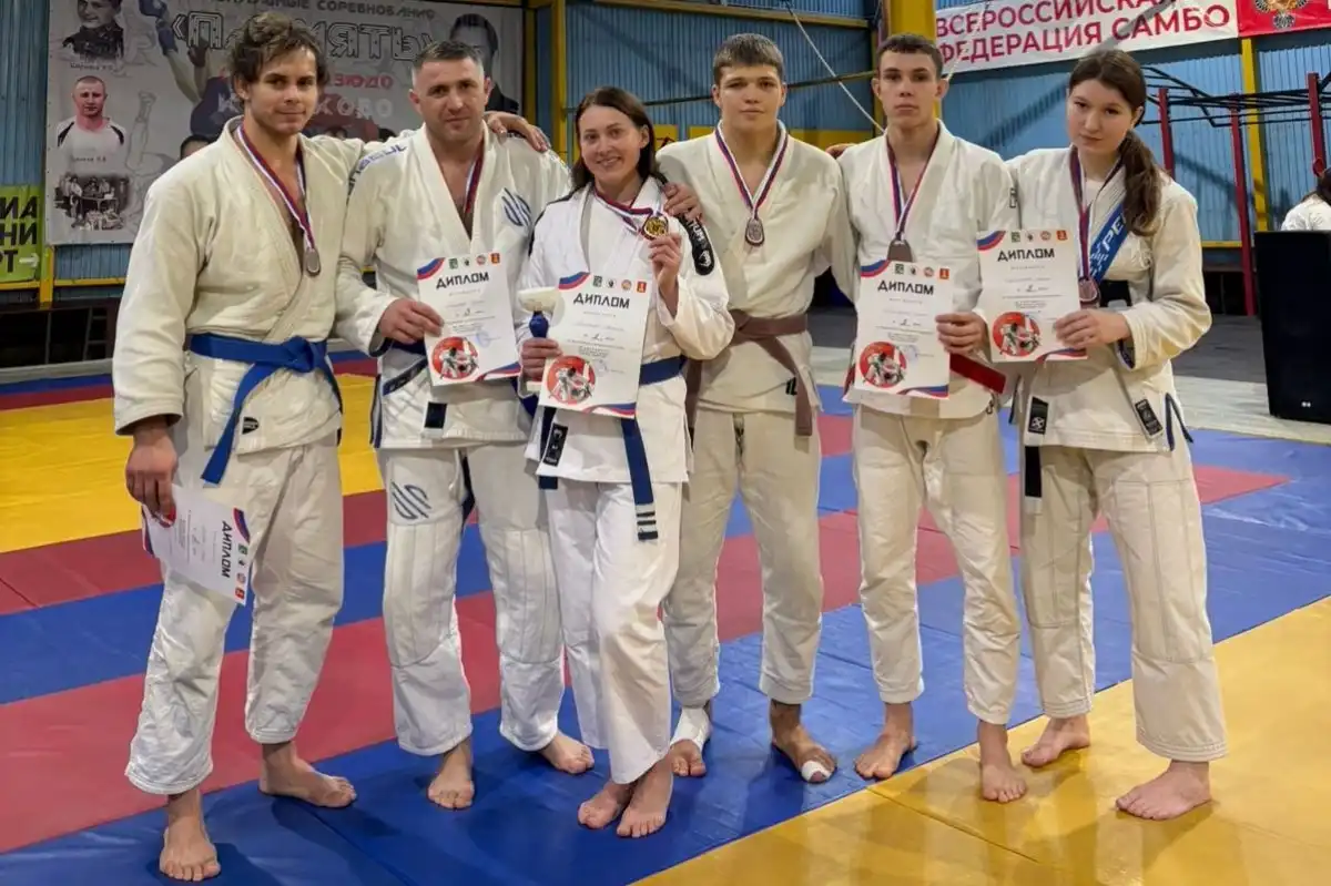 Спортсмены тренируются в клубе «Искра» Новгородского молодёжного центра.