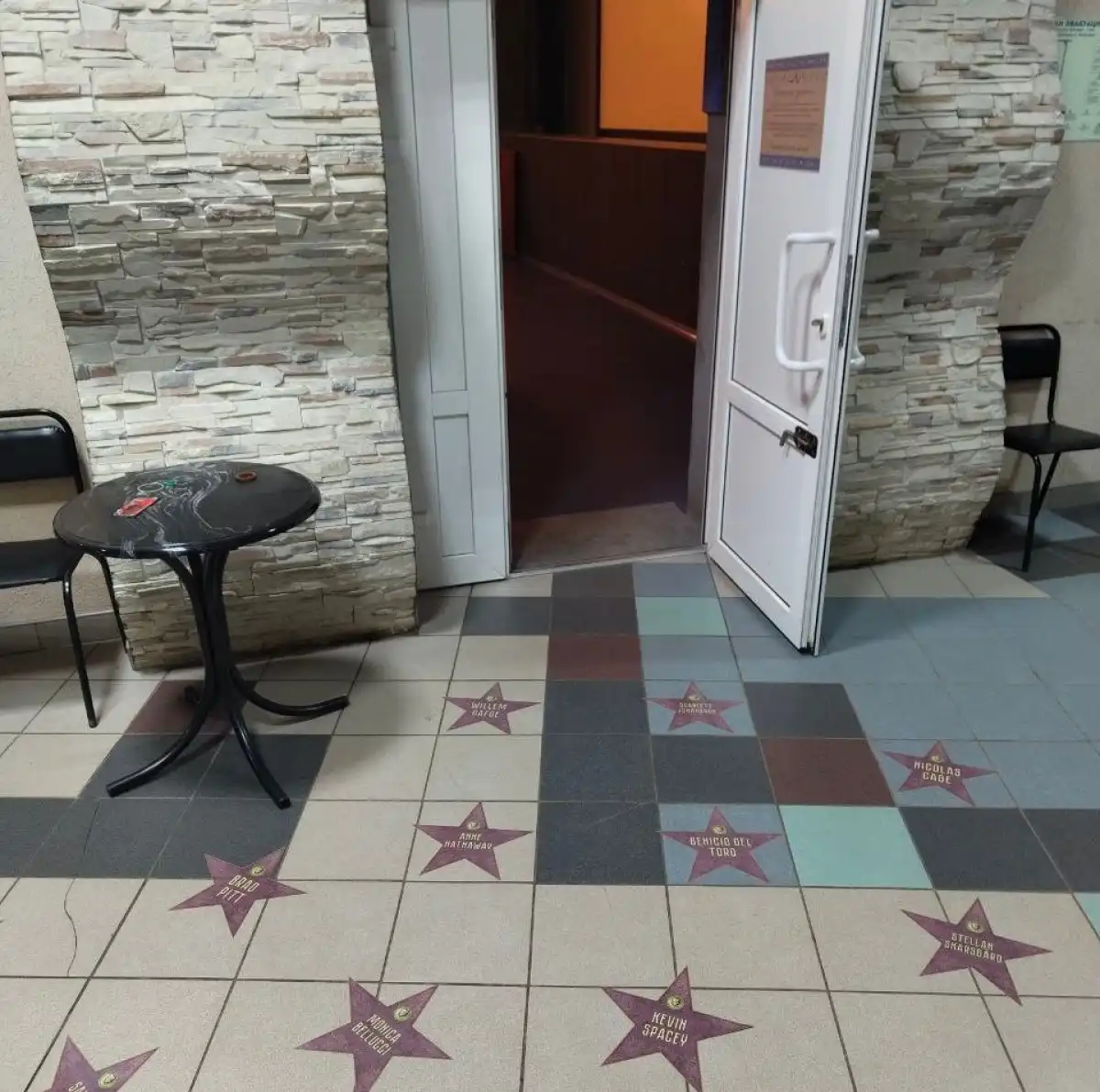 28 звёзд с именами известных голливудских артистов и режиссёров нашли своё место перед входом в кинозал.