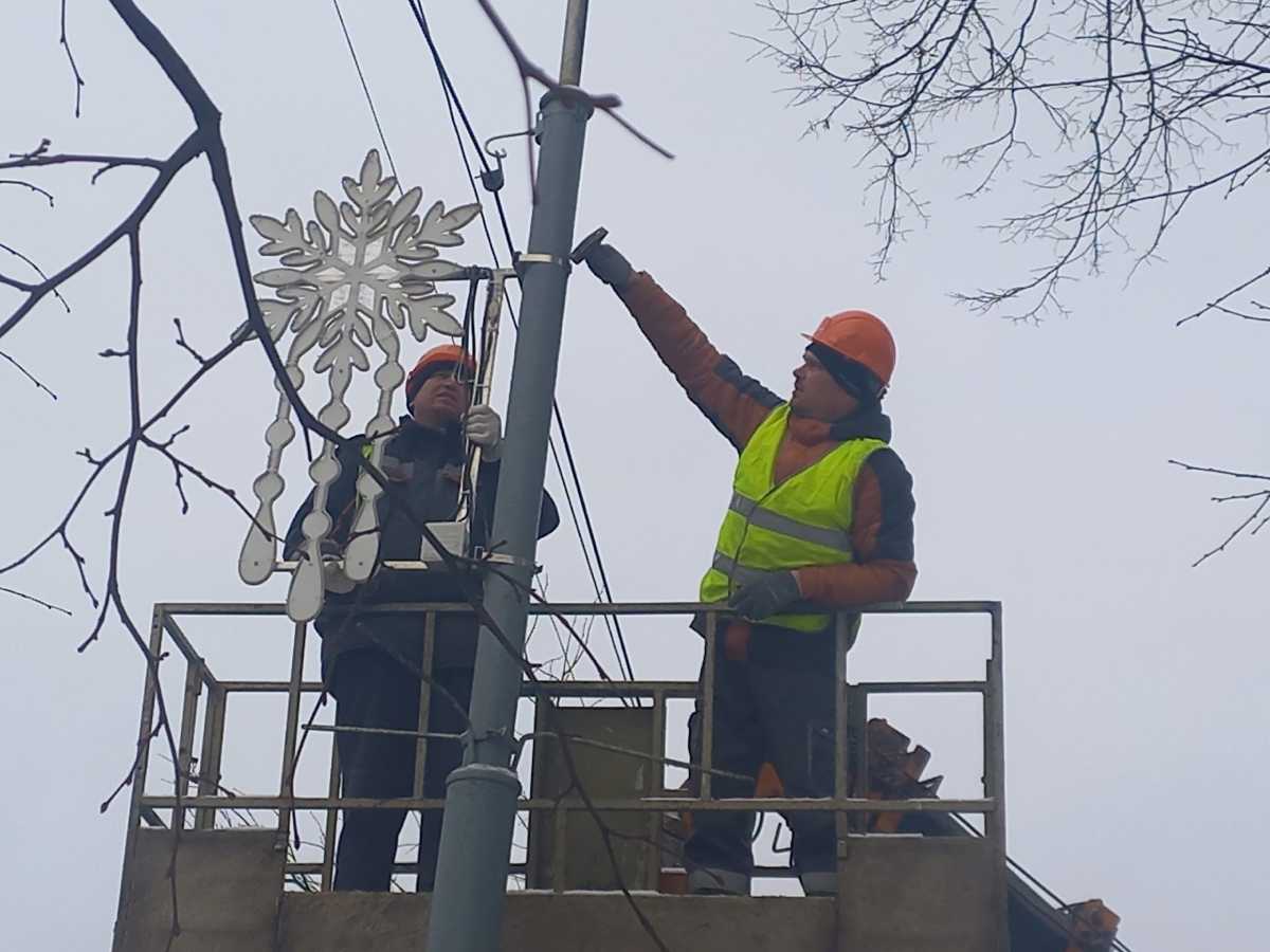 На новгородских улицах монтируют световые конструкции в форме снежинок.