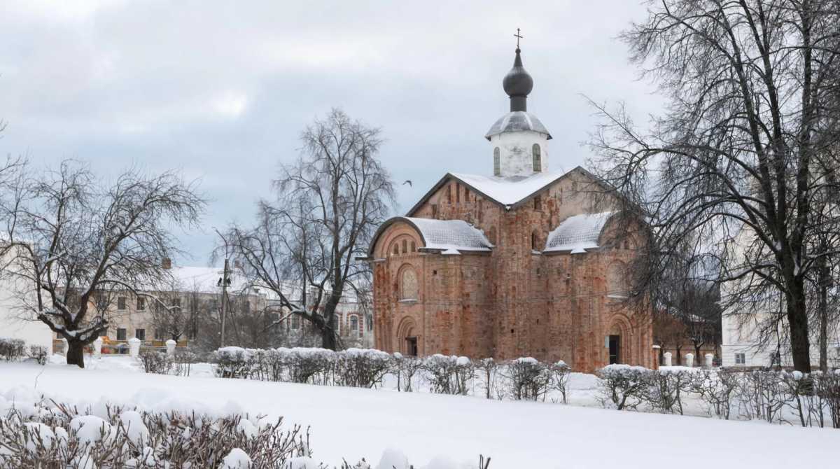 Снежная погода пока не собирается отступать.