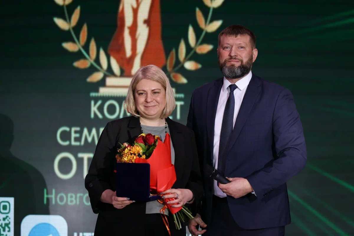 Председатель комитета по внутренней политике Новгородской области Евгений Шаваев вручил награды активным членам Комитета семей воинов Отечества.