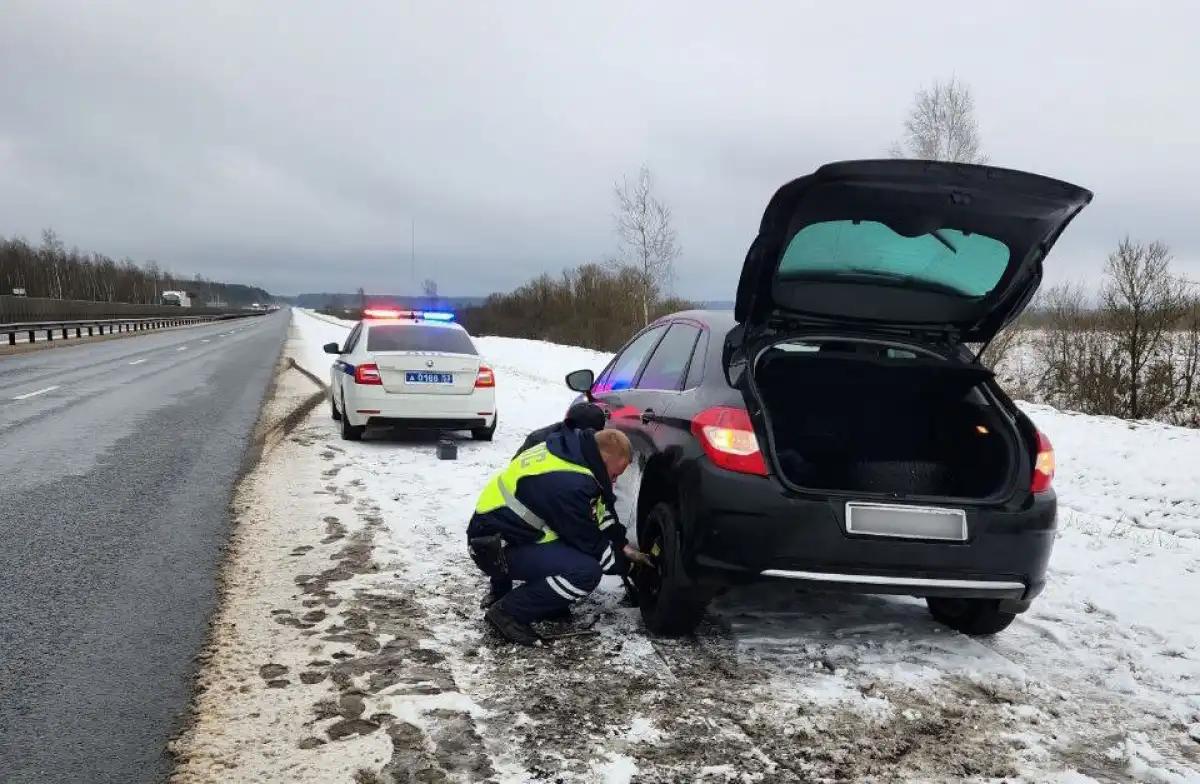 Сотрудники Госавтоинспекции заменили спущенное колесо.