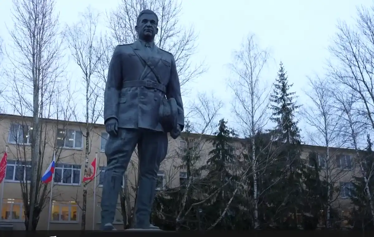 В центре сквера защитников Отечества стоит памятник первому генералу новгородской милиции Василию Филимоненко.