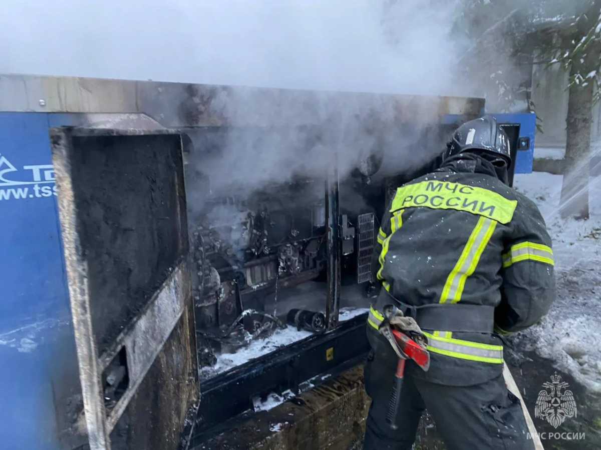 В деревне Сопки Валдайского округа тушили дизельный генератор.
