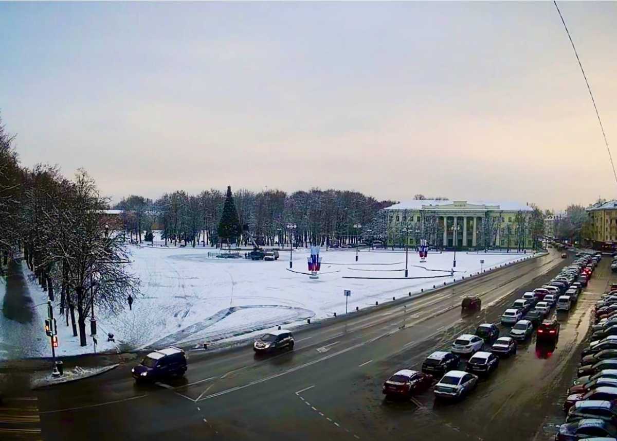 Предновогоднее волшебство в прямом эфире: камера «Ростелекома» запечатлела установку главной праздничной ёлки в Великом Новгороде