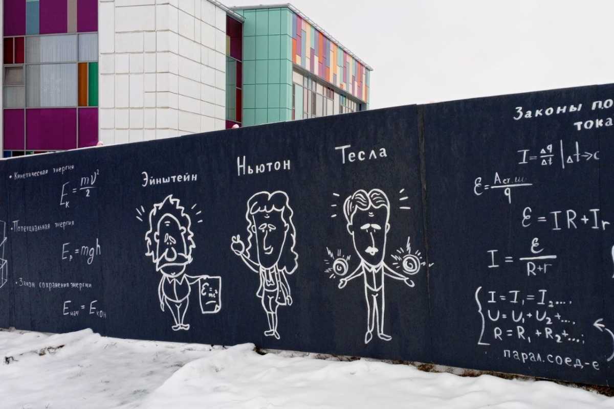 За оригинальным забором находится бывший дом купца Якунина.