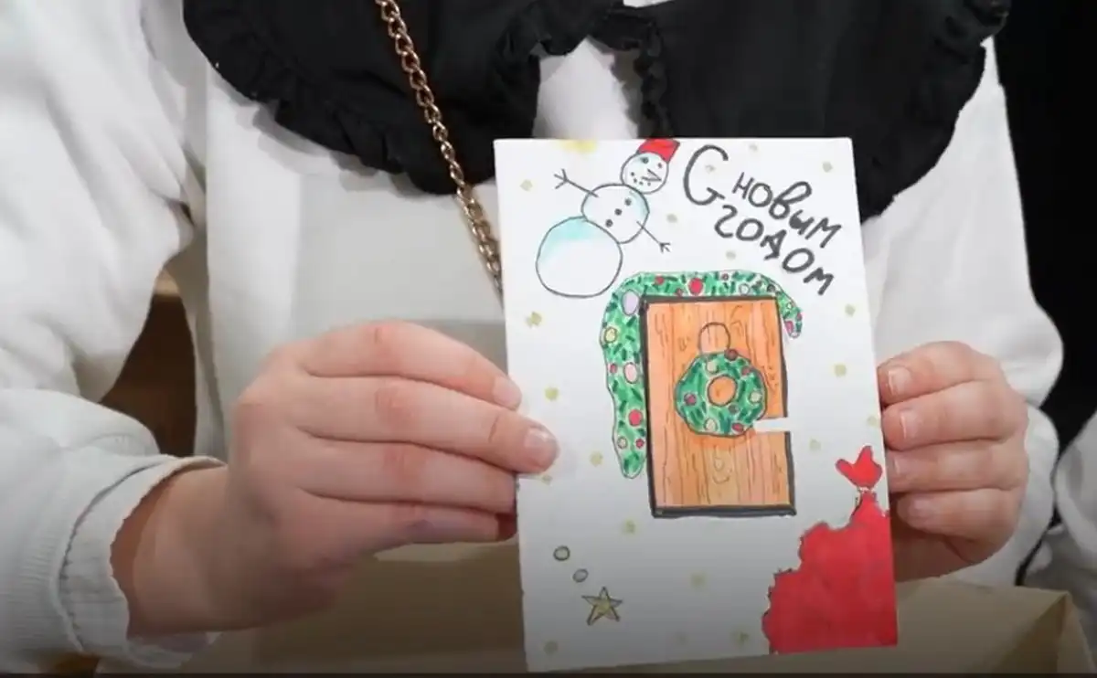 В каждом наборе – письма и открытки от детей.