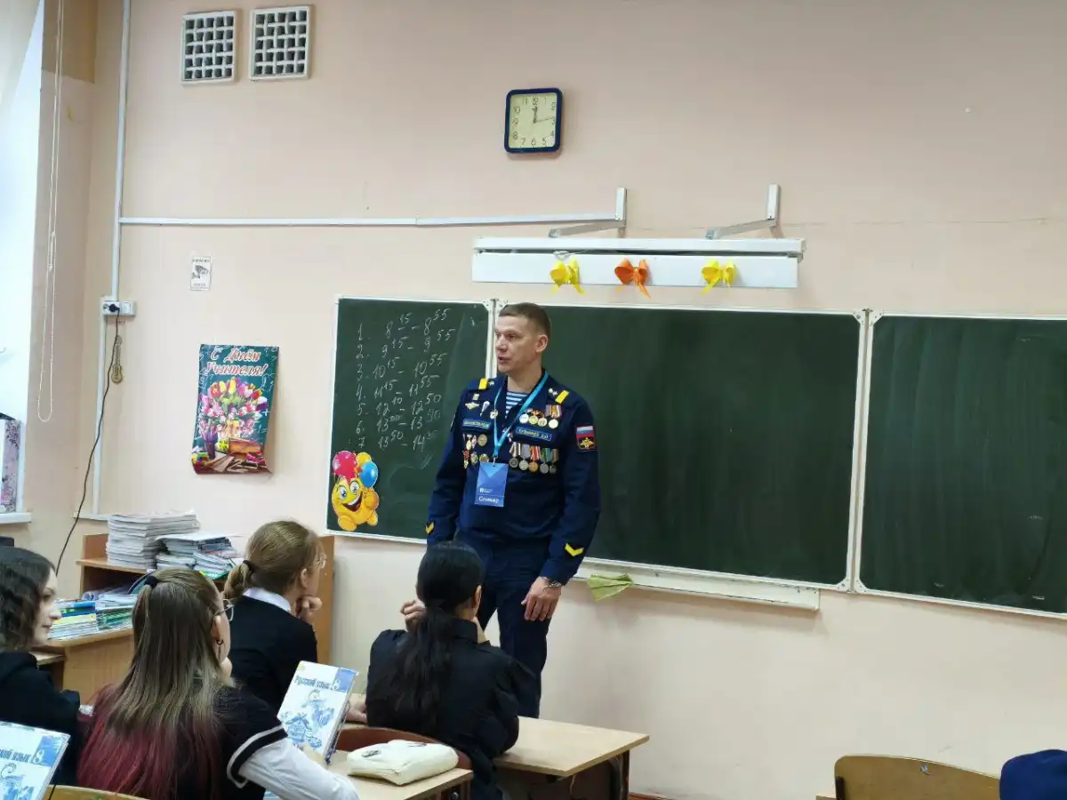 Дмитрий Кузьмичев встретился с учениками 8А и 8Б классов.