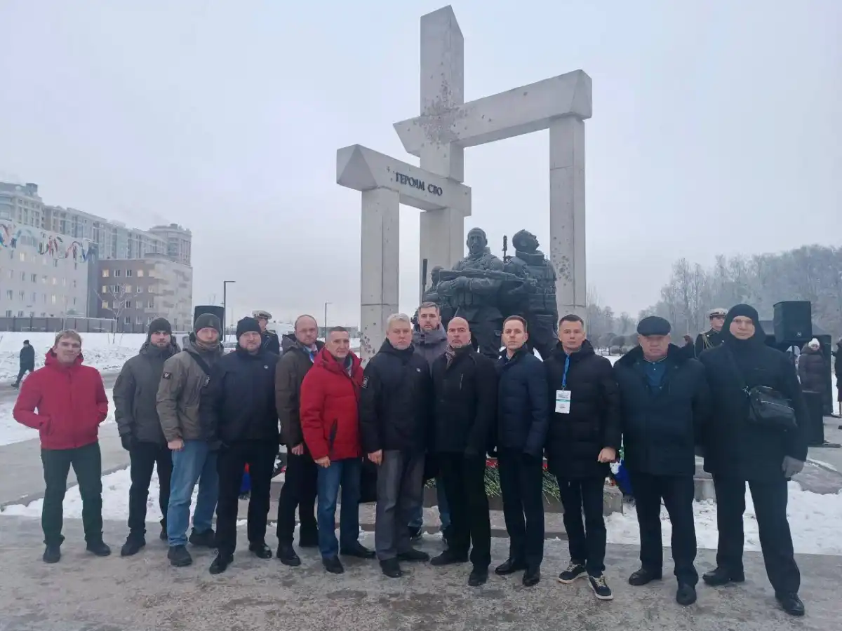 Возложение цветов прошло в рамках сборов ветеранов СВО Северо-Западного федерального округа «От Победы к Победе».