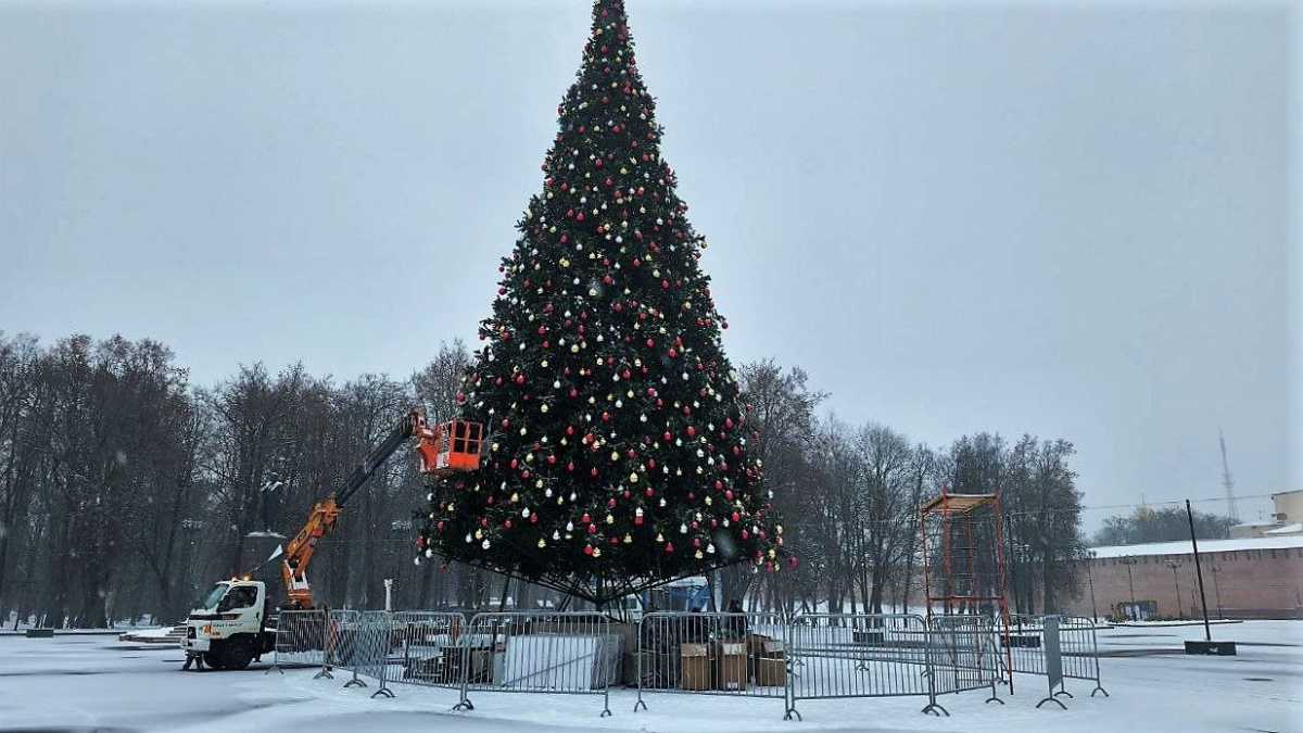Сейчас на площади монтируют светящейся шатёр «Звёздное небо».