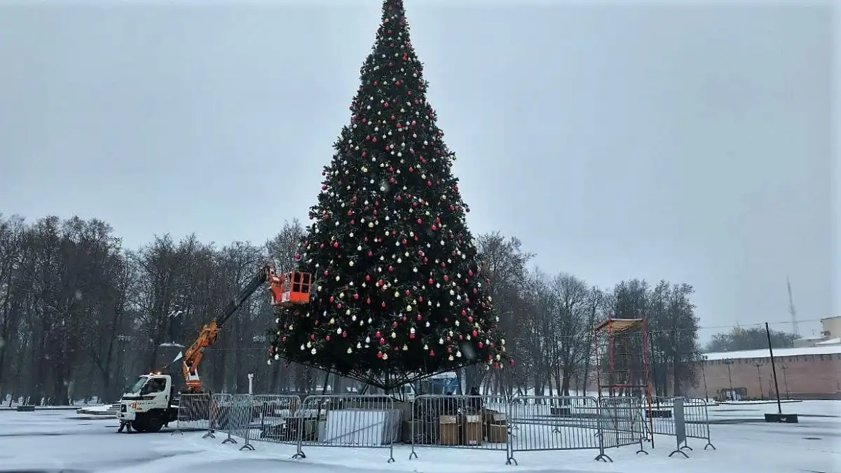 Сейчас на площади монтируют светящейся шатёр «Звёздное небо».