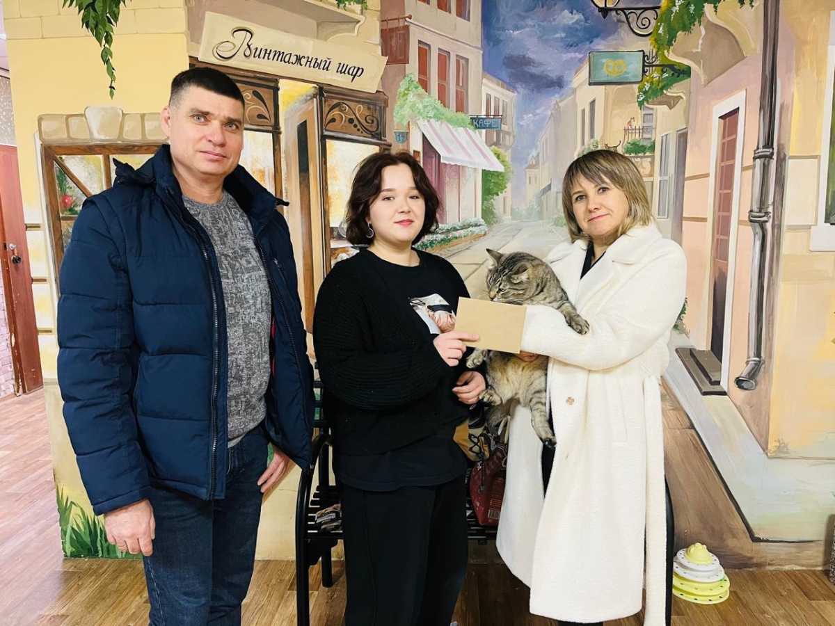 Приюту передали корм для кошек и другие подарки.