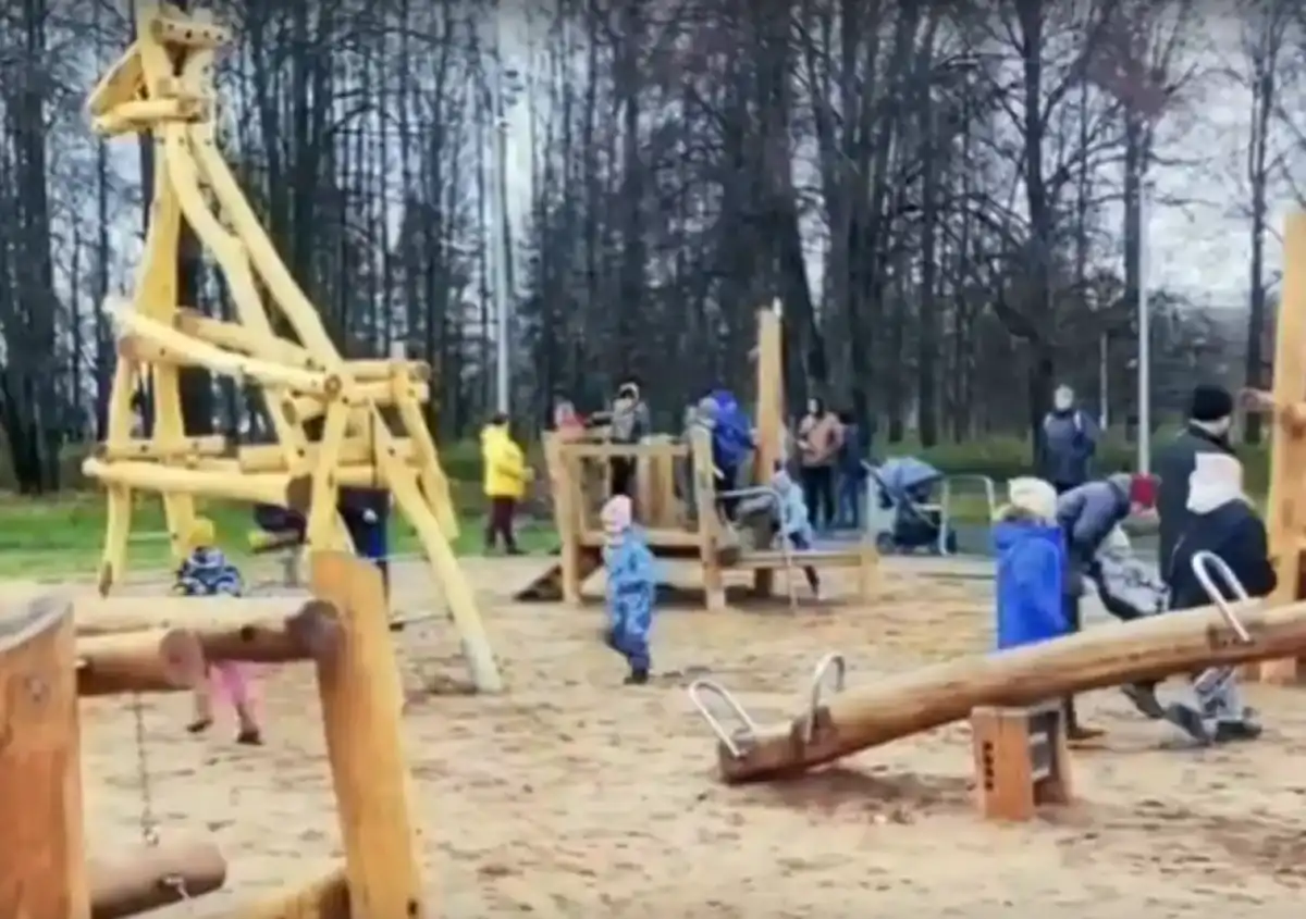 На набережной Красный Берег в Старой Руссе установили стилизованную фигуру жирафа.