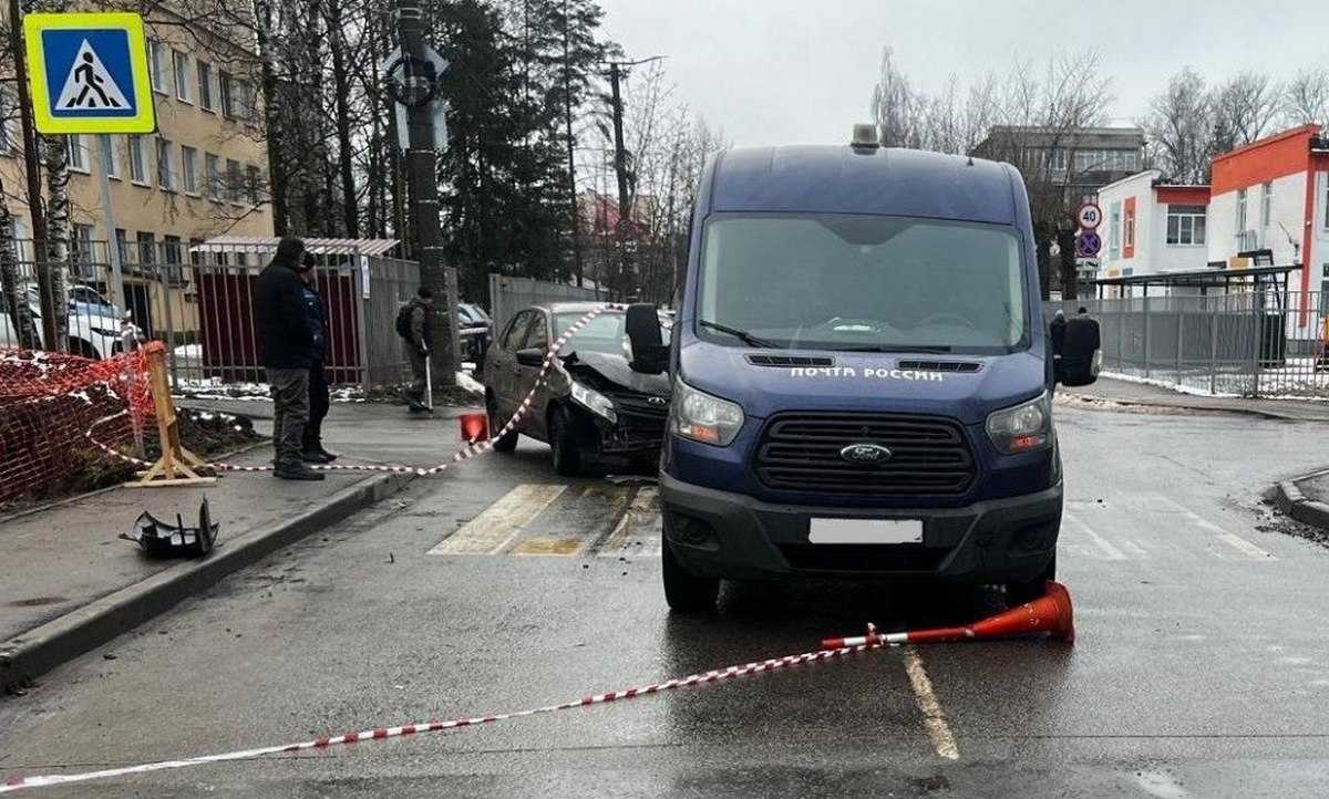 На улице Павла Левитта столкнулись «Лада Гранта» и «Форд Транзит».